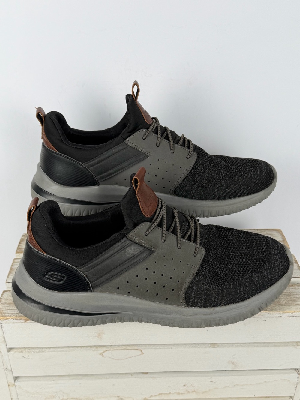 Skechers Men's Delson 3.0 Cicada Sneaker in black and gray size 11